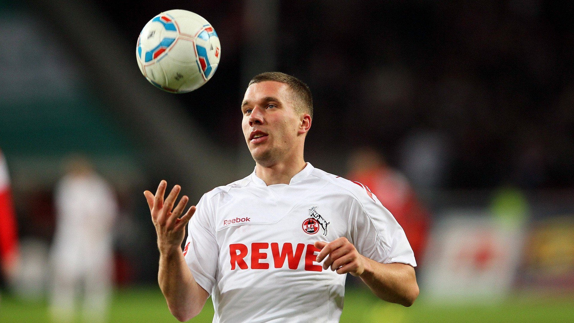 开云体育平台-足球场馆智能灯光系统在多个城市推广应用，环保节能效果显著，足球场地灯光照明设计方案